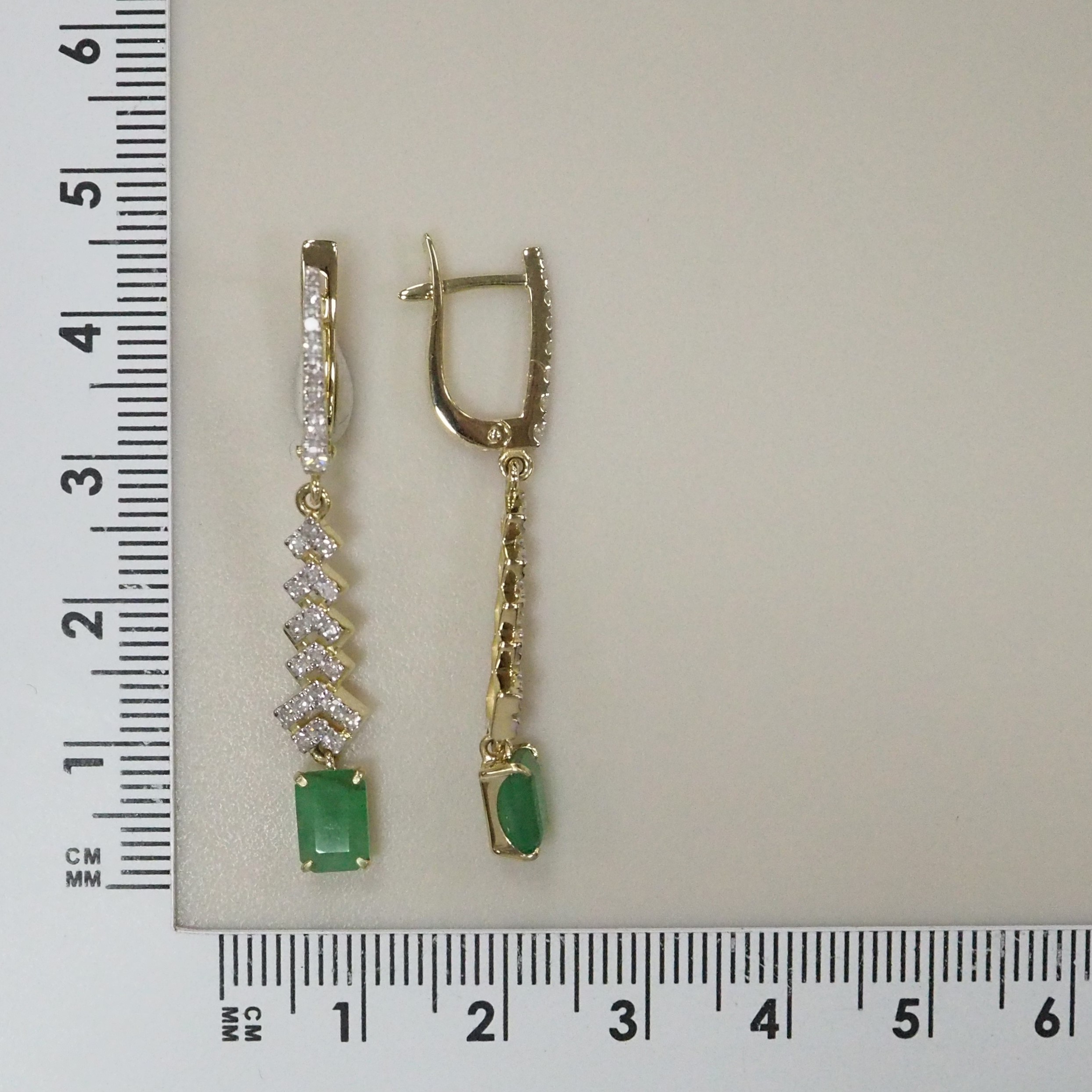 Серьги из желтого золота с изумрудами